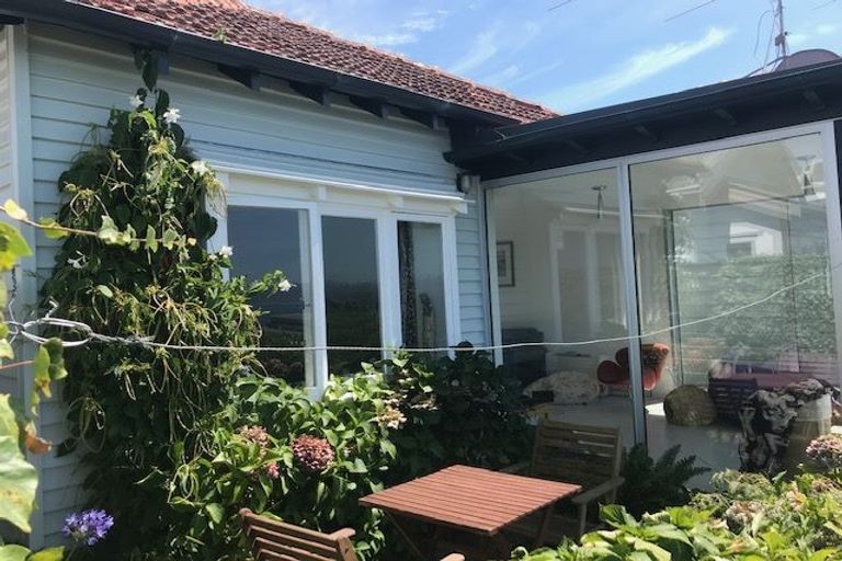 Photo of property in 102 Kelburn Parade, Kelburn, Wellington, 6012