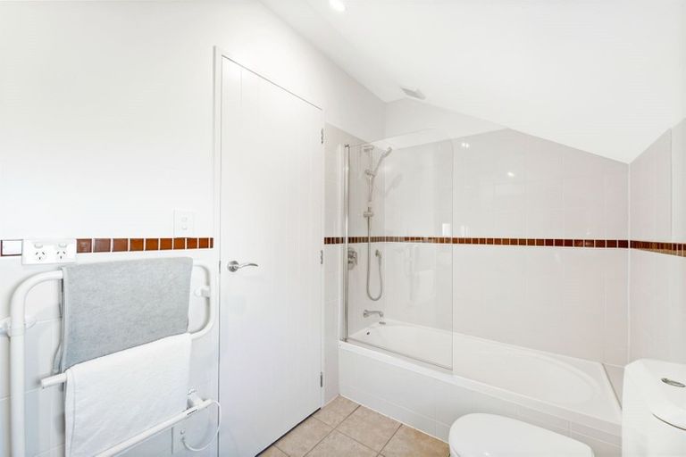 Photo of property in 1/64 Schnapper Rock Road, Schnapper Rock, Auckland, 0632