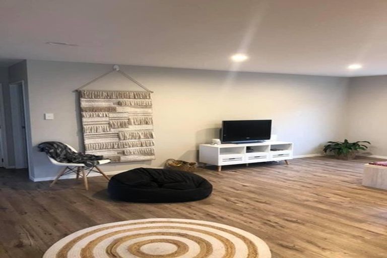 Photo of property in 11 Younger Lane, Massey, Auckland, 0614