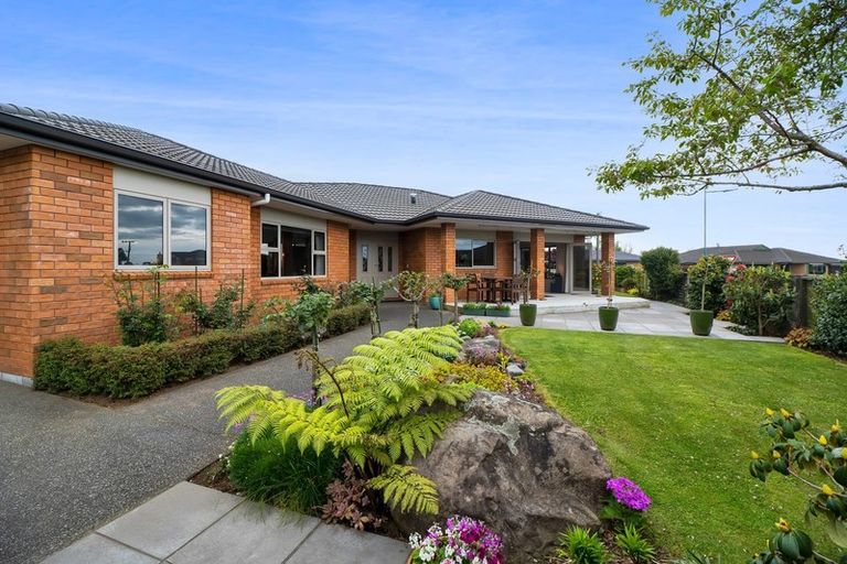 Photo of property in 2 Manurau Crescent, Merrilands, New Plymouth, 4312
