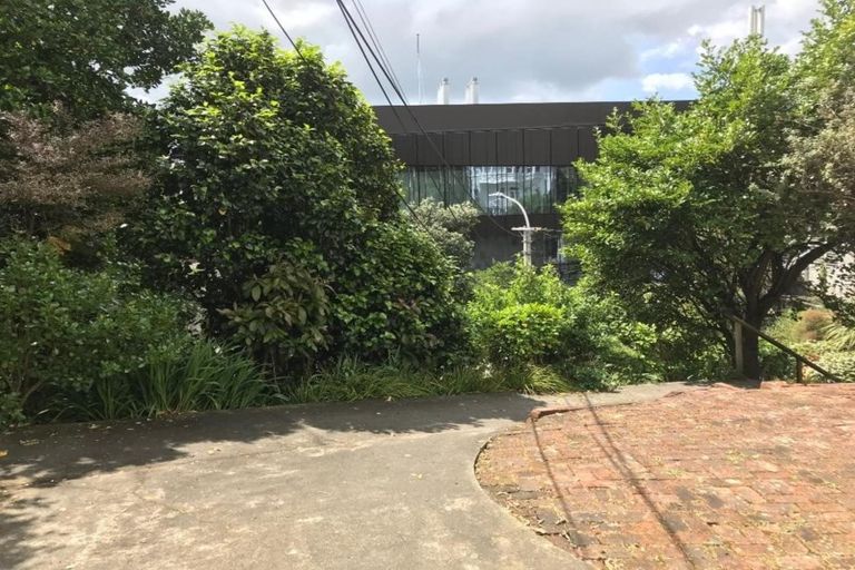 Photo of property in 56 Kelburn Parade, Kelburn, Wellington, 6012