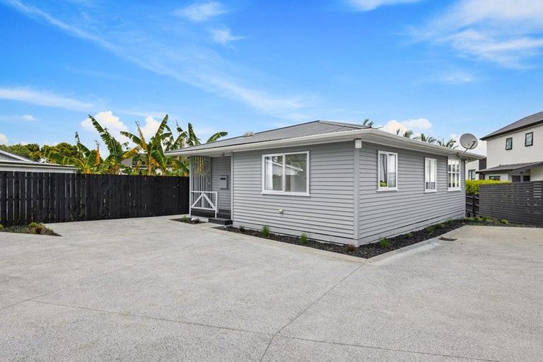 Photo of property in 2/111 Hobsonville Road, West Harbour, Auckland, 0618