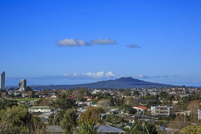 Photo of property in 1/24 Martin Crescent, Northcote, Auckland, 0627