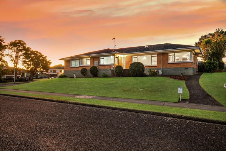 Photo of property in 5 Freshney Place, Hillpark, Auckland, 2102