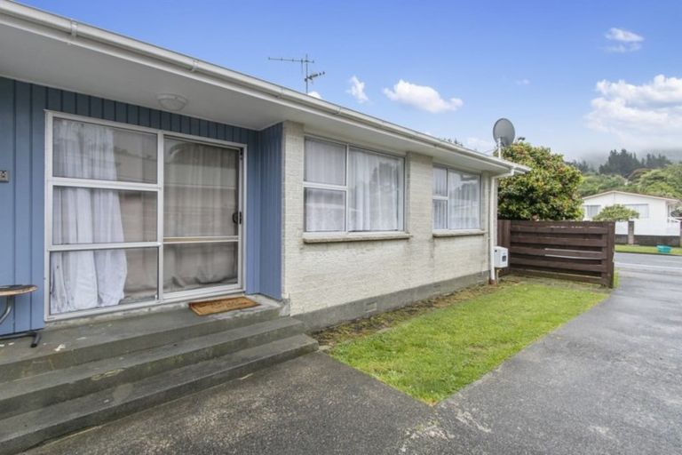 Photo of property in 270a Wellington Road, Wainuiomata, Lower Hutt, 5014