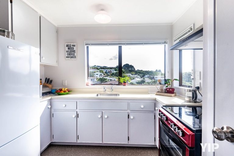 Photo of property in 37 Sunhaven Drive, Newlands, Wellington, 6037