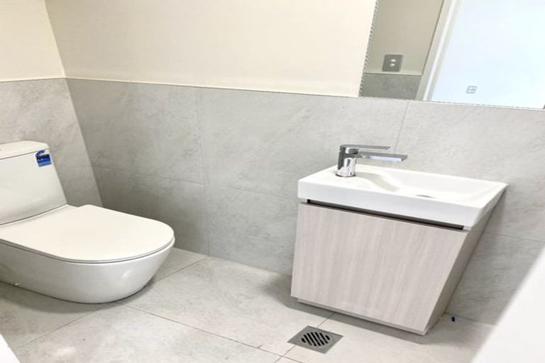 Photo of property in 2/38 Santiago Crescent, Unsworth Heights, Auckland, 0632