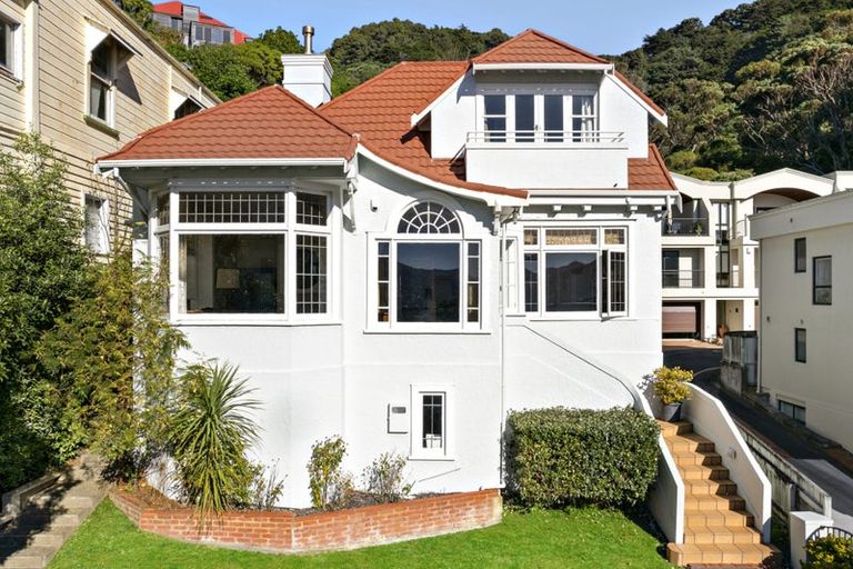 Photo of property in 210 Oriental Parade, Oriental Bay, Wellington, 6011