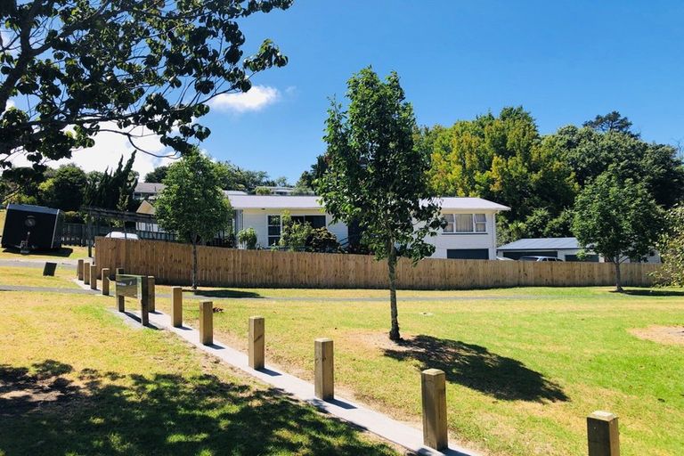 Photo of property in 39 Totaravale Drive, Totara Vale, Auckland, 0629