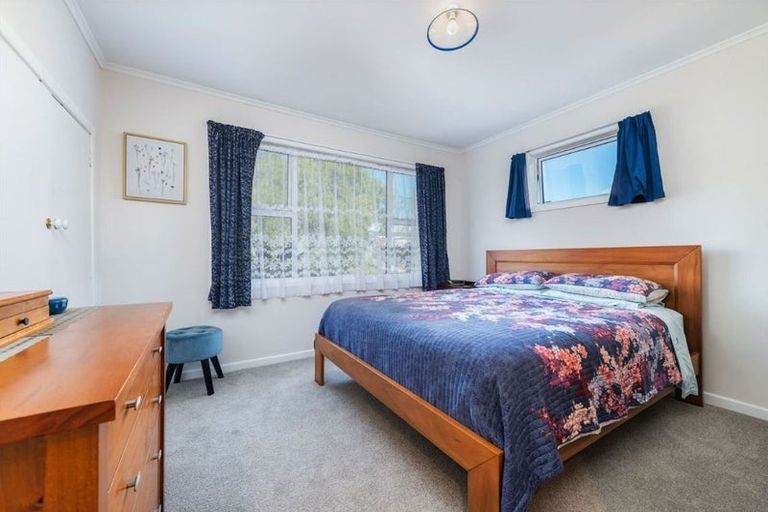 Photo of property in 74 Sylvan Crescent, Te Atatu South, Auckland, 0610