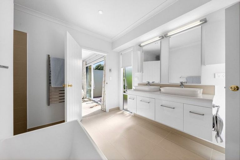 Photo of property in 10 Fairway Drive, Martinborough, 5711