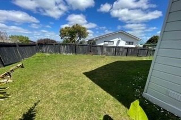 Photo of property in 1/47 Luckens Road, West Harbour, Auckland, 0618