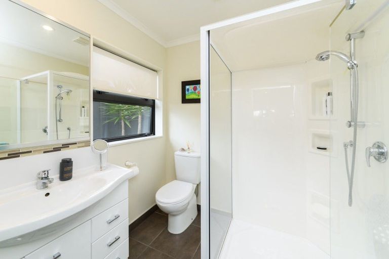 Photo of property in 4a Silkwood Place, Fitzherbert, Palmerston North, 4410