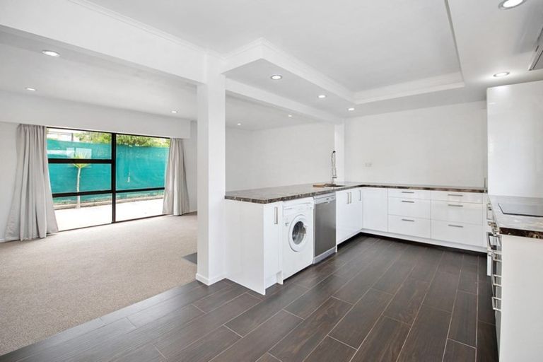 Photo of property in 10 Meadow Crescent, Te Atatu South, Auckland, 0602