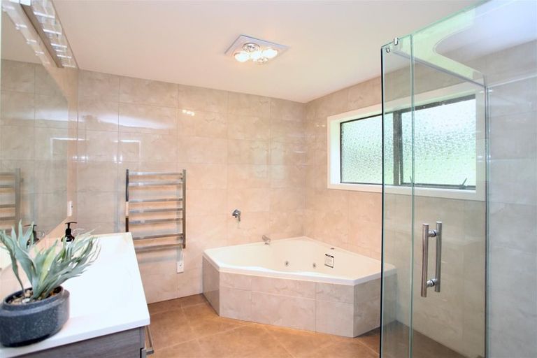 Photo of property in 15 Kingsclere Place, Goodwood Heights, Auckland, 2105