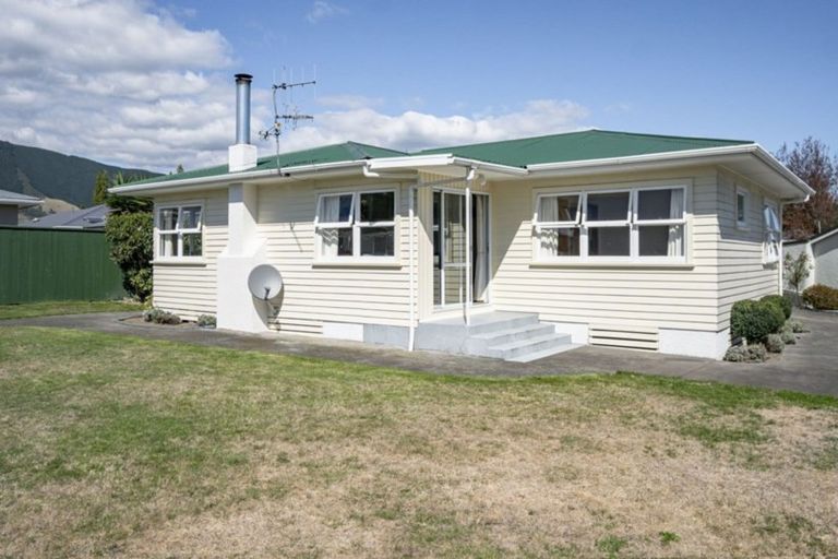 Photo of property in 19 Dickens Street, Stoke, Nelson, 7011