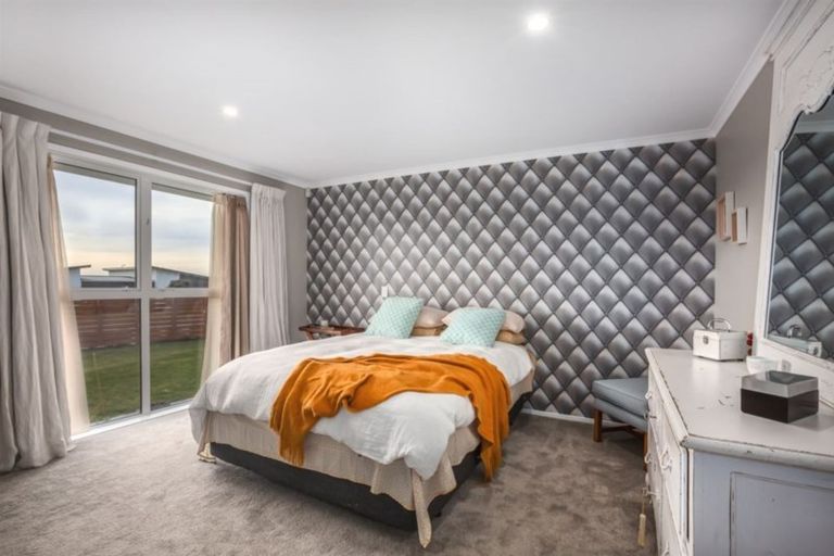 Photo of property in 2 Grace Cove, Aotea, Porirua, 5024