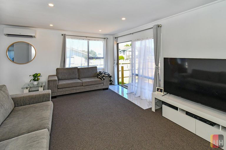 Photo of property in 1/147 Carnoustie Drive, Wattle Downs, Auckland, 2103
