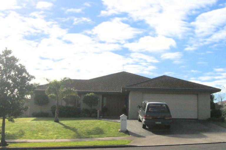 Photo of property in 38 Moyrus Crescent, East Tamaki Heights, Auckland, 2016