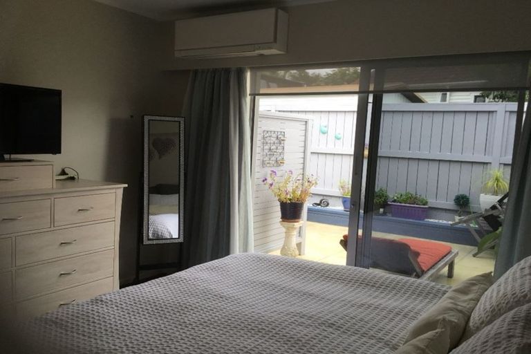 Photo of property in 1/104 East Coast Road, Forrest Hill, Auckland, 0620