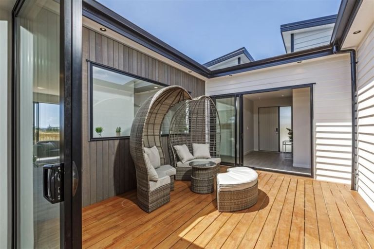 Photo of property in 2 Takurua Terrace, Orewa, 0931