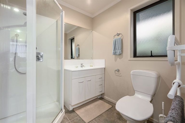 Photo of property in 1 Chardonnay Rise, Henderson, Auckland, 0612