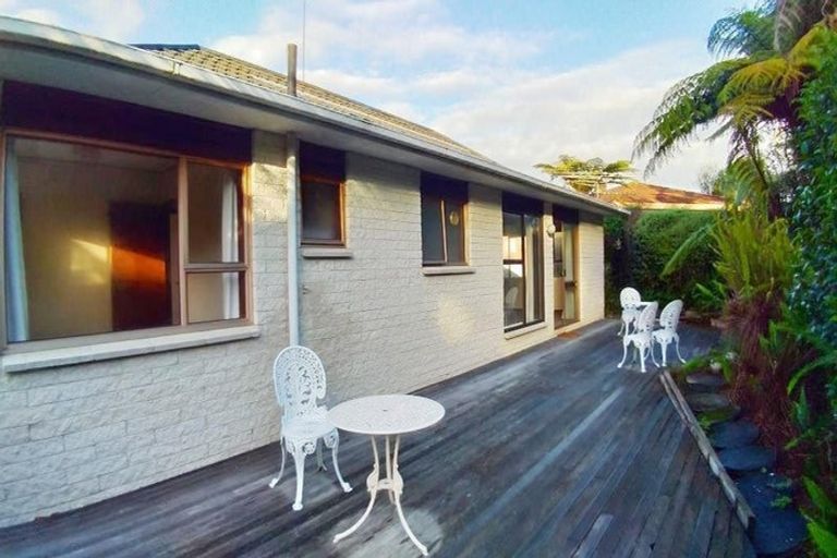 Photo of property in 2/9 Seaton Road, Murrays Bay, Auckland, 0630