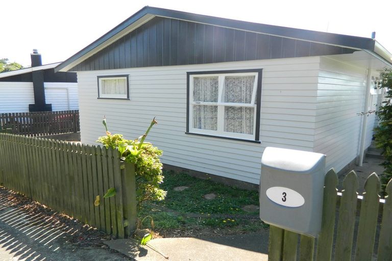 Photo of property in 3 Merritt Way, Newlands, Wellington, 6037