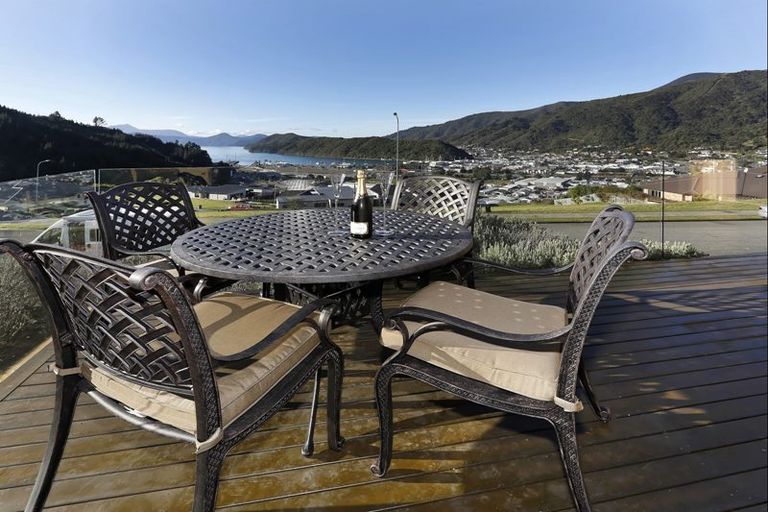 Photo of property in 29 Harbour View Heights, Picton, 7220