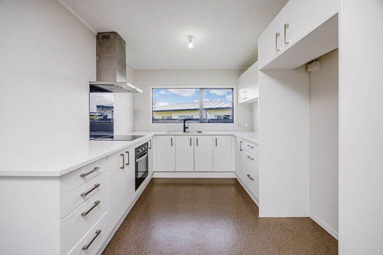 Photo of property in 2/5 Solveig Place, Randwick Park, Auckland, 2105