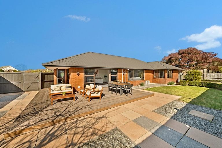 Photo of property in 2/7 Thicket Close, Redwood, Christchurch, 8051