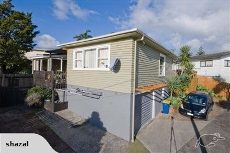 Photo of property in 2/1 Cronin Place, Beach Haven, Auckland, 0626