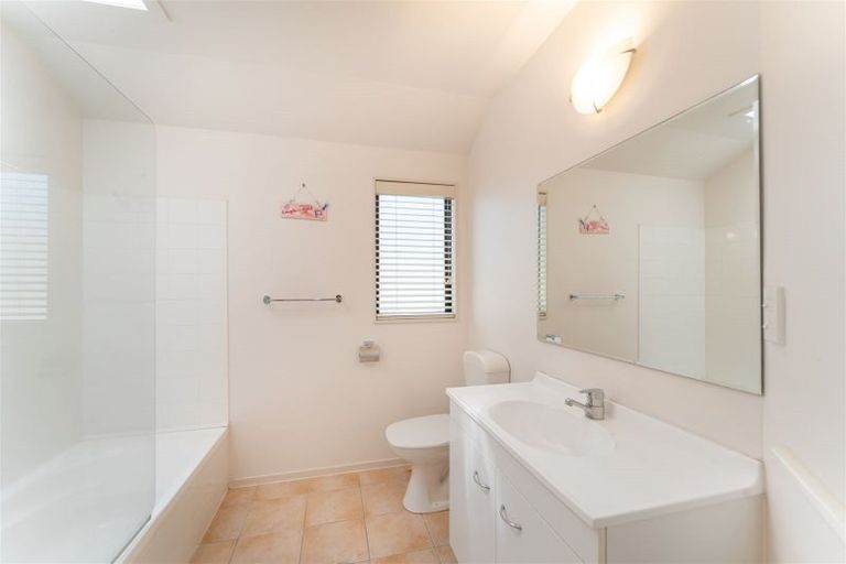 Photo of property in 5/2 Sunnydale Place, Oteha, Auckland, 0632