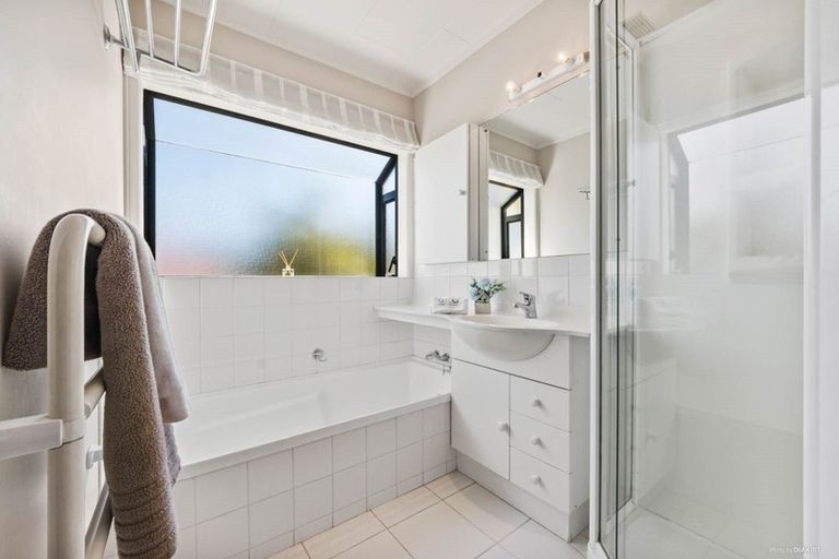 Photo of property in 5 Lagoon Way, West Harbour, Auckland, 0618