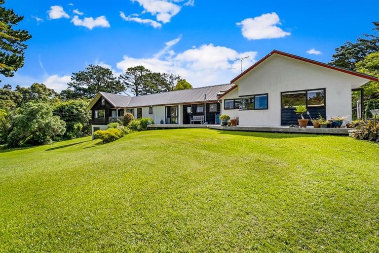 Photo of property in 12 Hobbs Road, Matakatia, Whangaparaoa, 0930