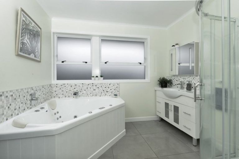 Photo of property in 3 Delamare Road, St Andrews, Hamilton, 3200