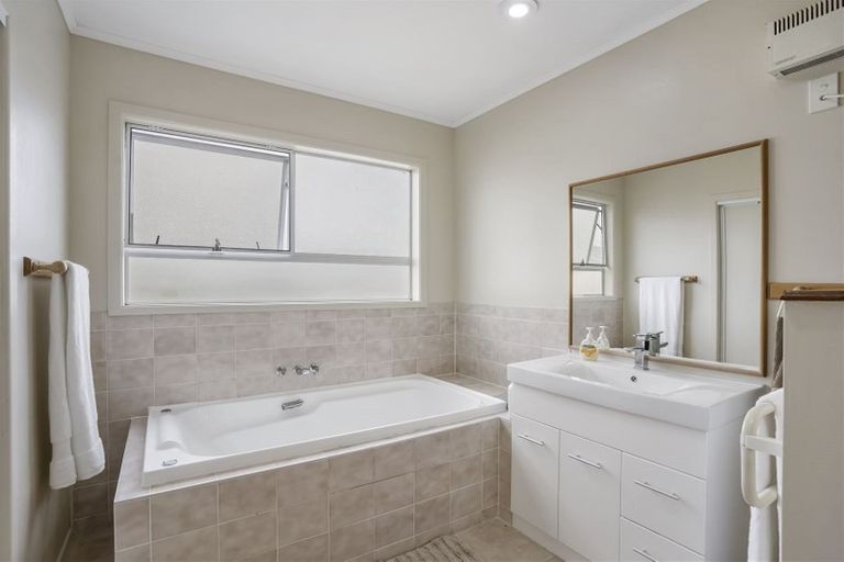 Photo of property in 2/3 Winifred Avenue, Bayview, Auckland, 0629