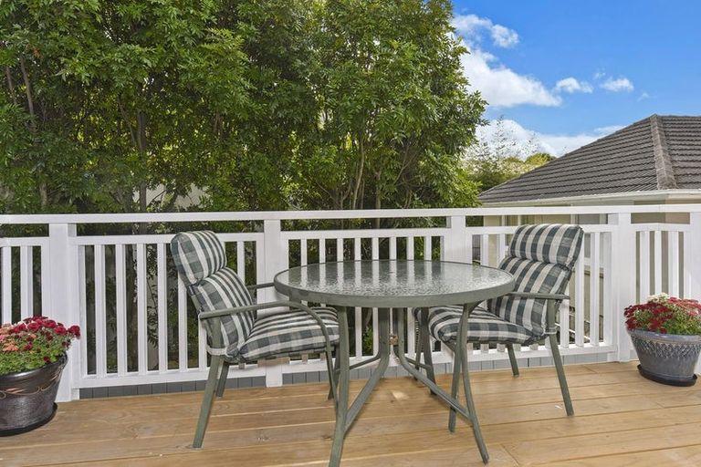 Photo of property in 2/240 Forrest Hill Road, Forrest Hill, Auckland, 0620