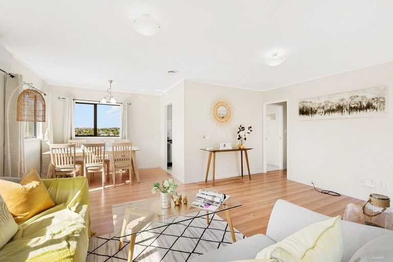 Photo of property in 2/49 Target Road, Totara Vale, Auckland, 0629