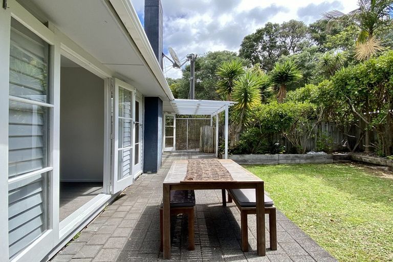 Photo of property in 1/71 Verran Road, Birkenhead, Auckland, 0626