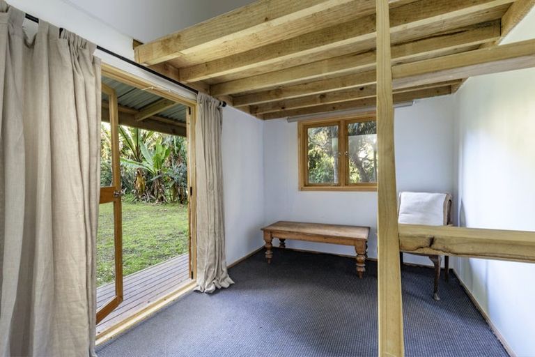 Photo of property in 122 Garden Road, Piha, New Lynn, 0772