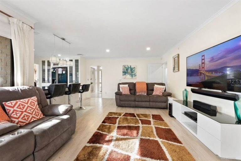 Photo of property in 62 Thornbury Crescent, East Tamaki Heights, Auckland, 2016