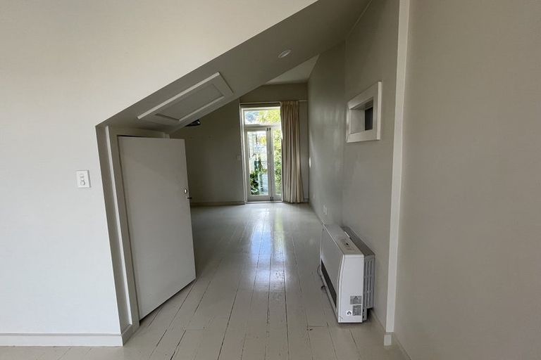 Photo of property in 14 Edge Hill, Mount Victoria, Wellington, 6011