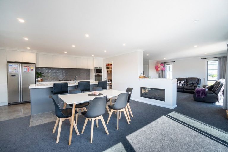 Photo of property in 5 Mediterranean Grove, Fitzherbert, Palmerston North, 4410