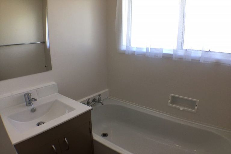 Photo of property in 2/27 Mannering Place, Hillcrest, Auckland, 0627