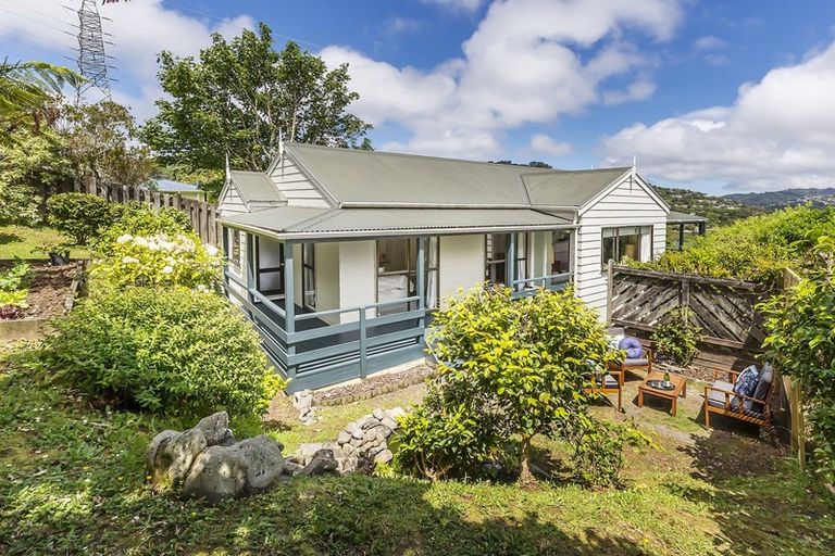 Photo of property in 6 Sasanqua Way, Crofton Downs, Wellington, 6035