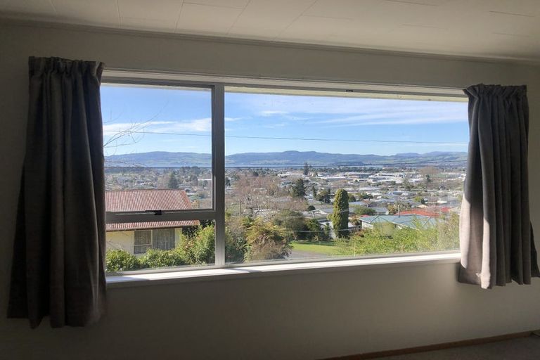 Photo of property in 2/87 Mallard Drive, Selwyn Heights, Rotorua, 3015