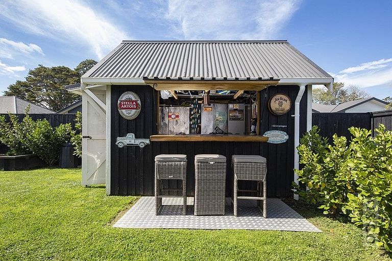 Photo of property in 8 Larmer Drive, Kumeu, 0810