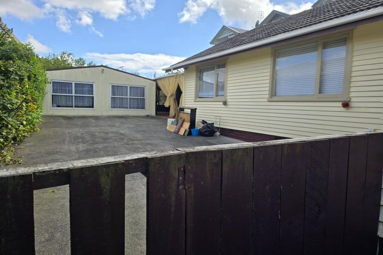 Photo of property in 17 Pomaria Road, Henderson, Auckland, 0610