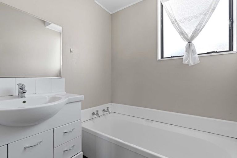 Photo of property in 4/1 Rebecca Rise, Weymouth, Auckland, 2103